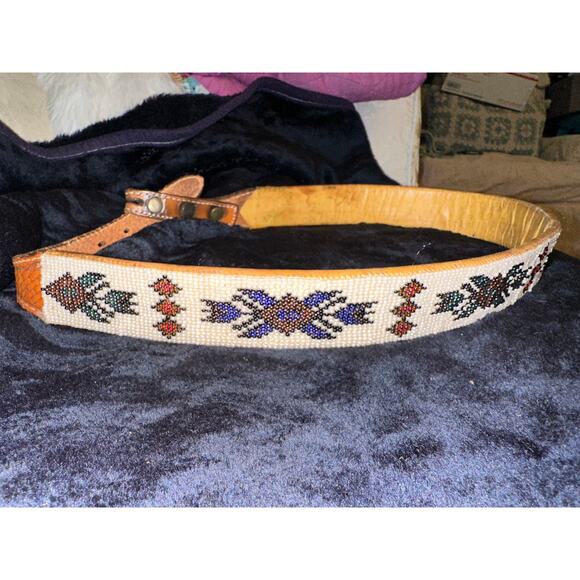 VINTAGE NATIVE GLASS INTRICATELY BEADED BELT ON TOOLED LEATHER - Picture 1 of 9